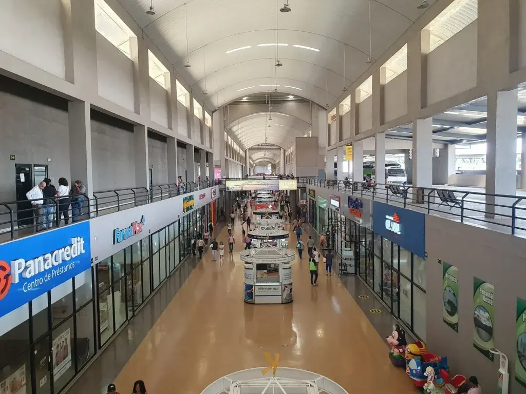 Interior del pasillo de la terminal de autobuses de Albrook, Ciudad de Panamá