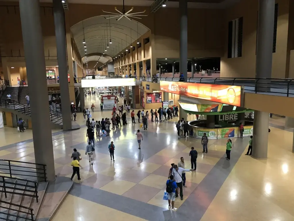 Vestíbulo principal de la terminal de autobuses de Ciudad de Panamá