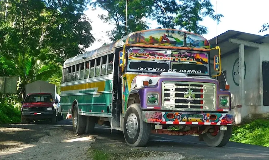 Autobús diablo rojo pintado de colores en Panamá