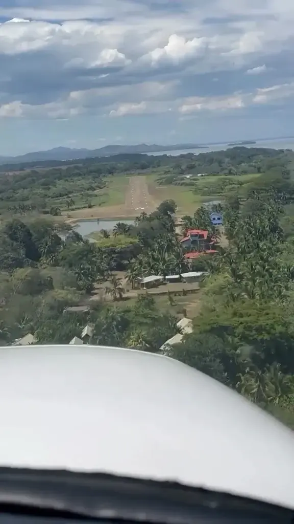 Vista desde el avión en la aproximación final a la pista de Lago Bay, sobre la costa cerca de Santa Catalina