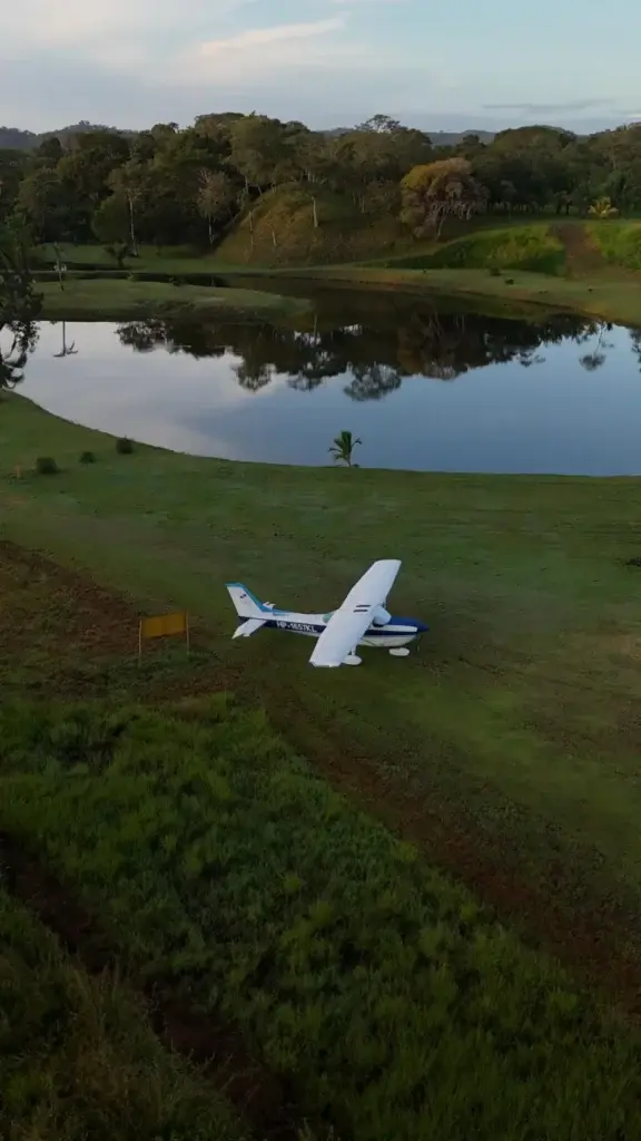 Vista aérea de un Cessna estacionado junto al lago en la pista de Lago Bay