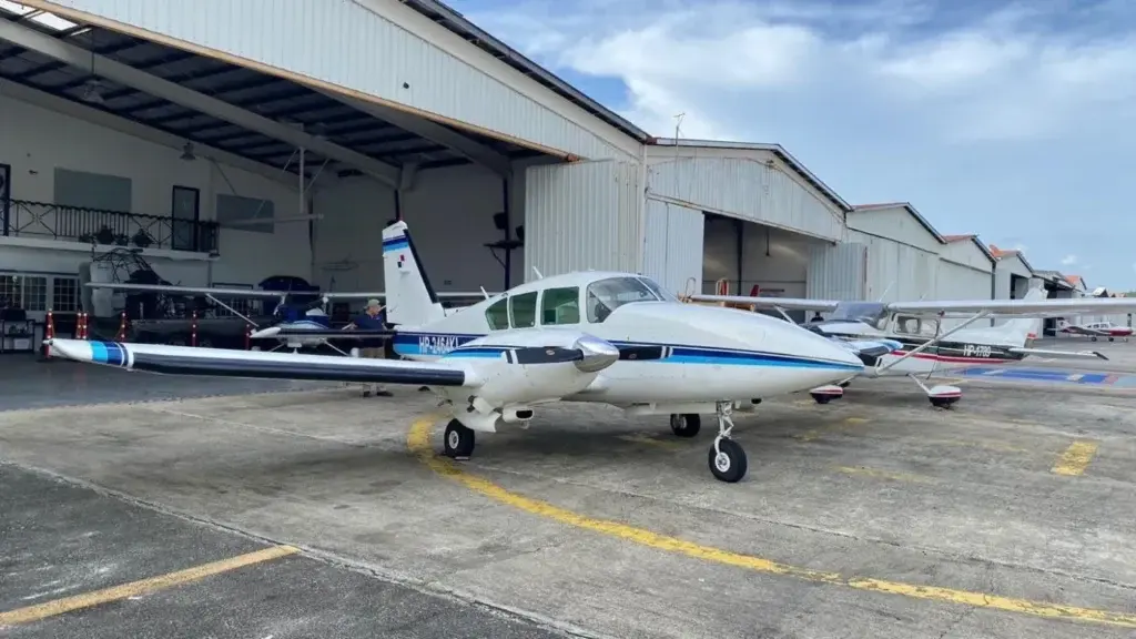 Avionetas chárter bimotor frente a un hangar en el aeropuerto de Albrook, Ciudad de Panamá