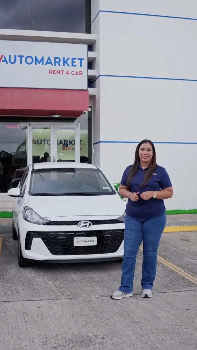 Sucursal de Automarket Rent a Car con un auto de alquiler estacionado afuera