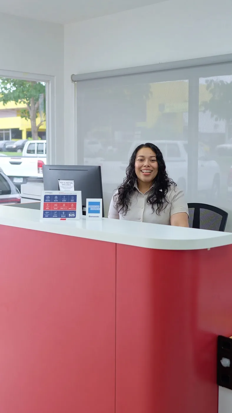 Agente de Automarket Rent a Car en el mostrador de alquiler en Panamá