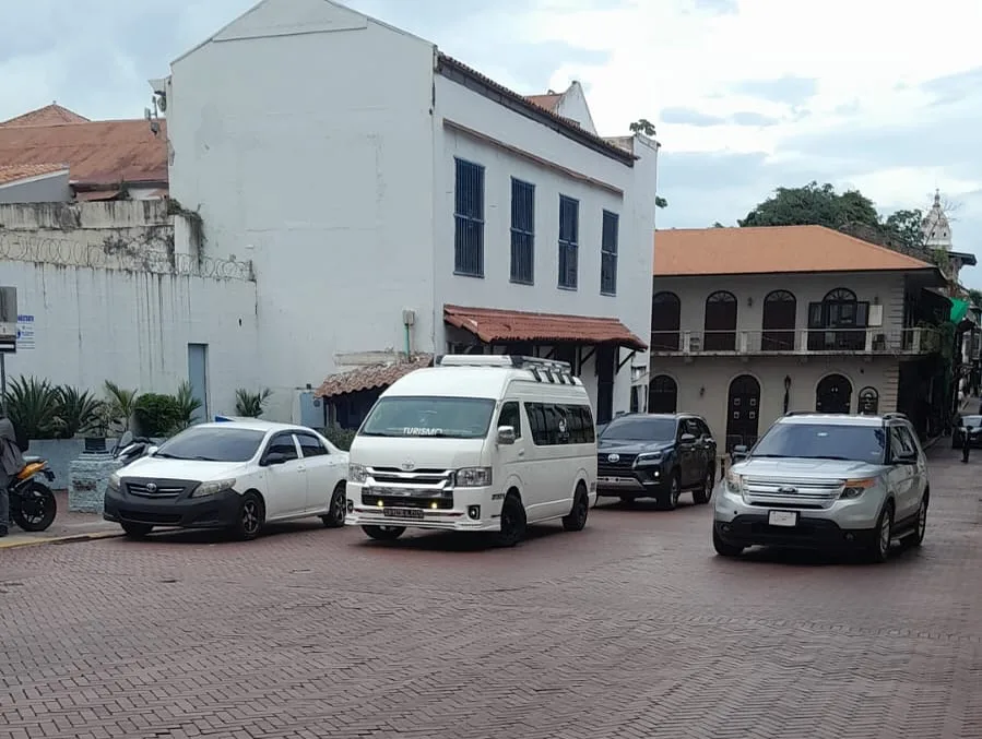 Van Toyota HiAce de Shuttle in Panama estacionada frente a un edificio colonial